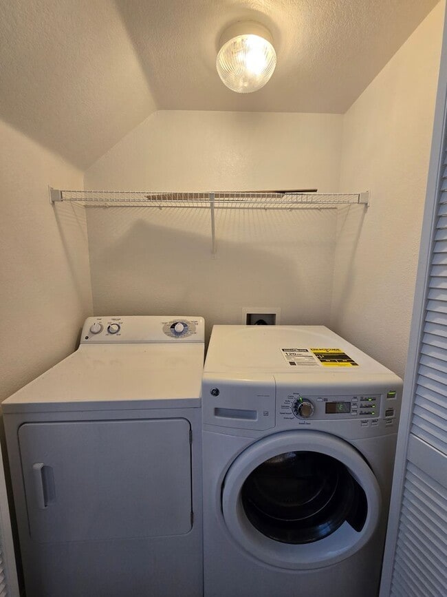 Building Photo - Guard Gated wonderful community 3 Bedroom Townhome!