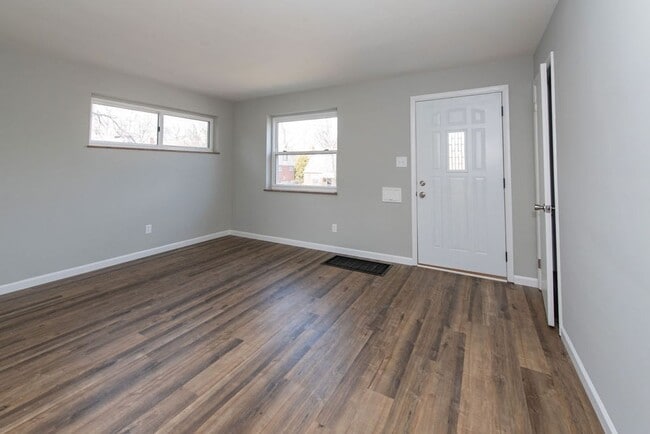 Building Photo - COVEDALE - 3+ bedroom brick cape cod  with one garage built in garage