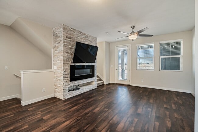 Building Photo - Modern 2BD, 2.5BA Broomfield Townhome with...
