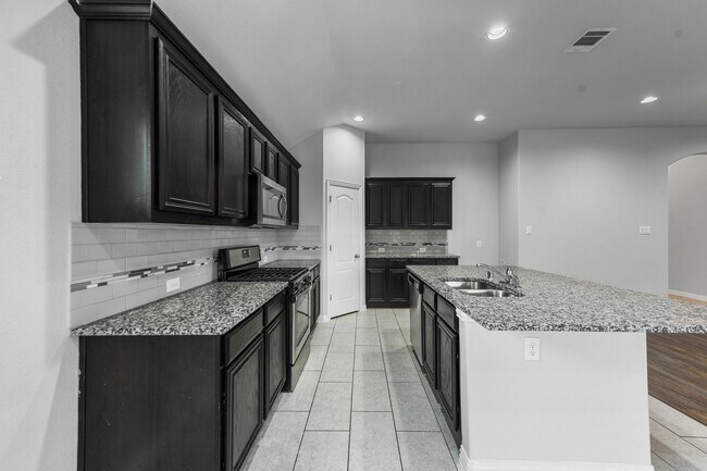 Building Photo - Charming 1-Story 4 Bedroom 2 Bathroom in L...