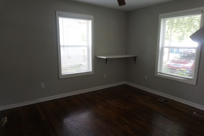 Building Photo - Cozy 2 Bed/1 Bath Single Family Home in Ea...