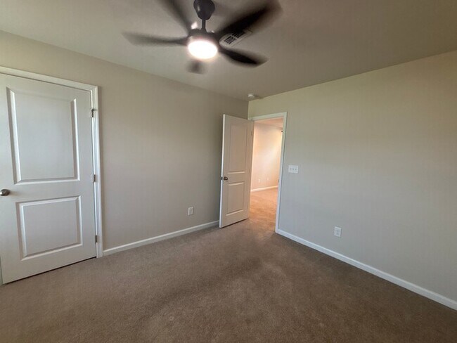 Building Photo - Spacious 5-Bedroom Home in Dillon Lakes