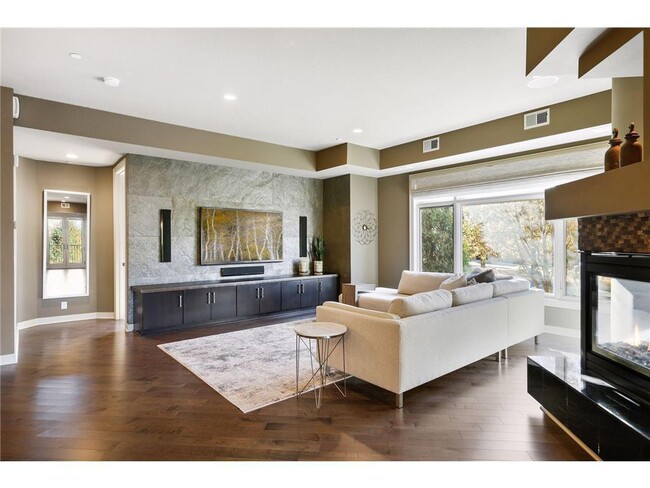 Building Photo - 555 Oak Ridge Pl