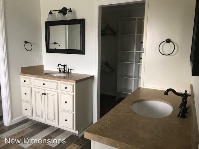 Building Photo - 4 br, 3.5 bath House - 1127 Pinion Hills Dr.