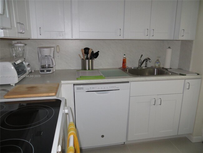 Building Photo - 220 Kings Point Dr
