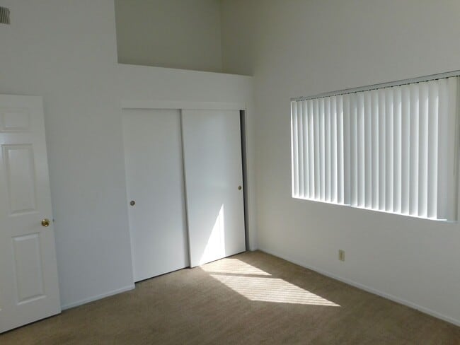 Building Photo - Lovely 2 BD 2.5 BA Two Story Townhouse