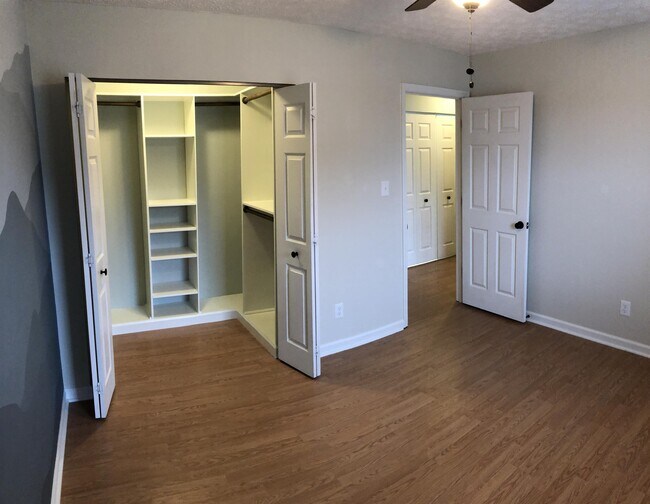 Building Photo - 5616 Jamaica Ln