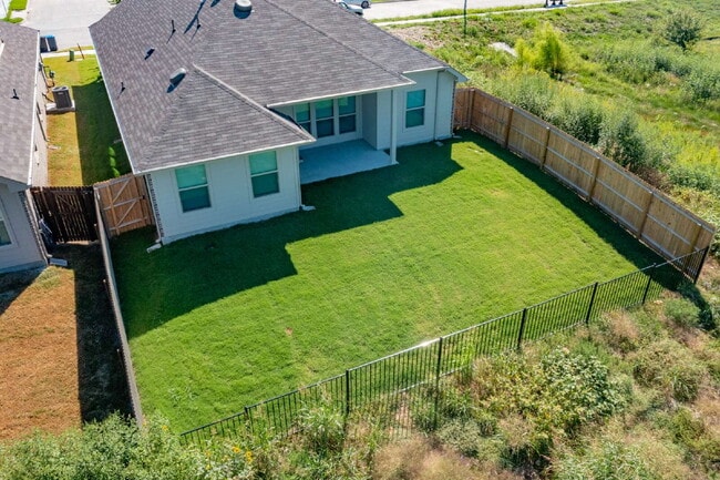 Building Photo - Welcome home to you new 3 bed 2 bath locat...