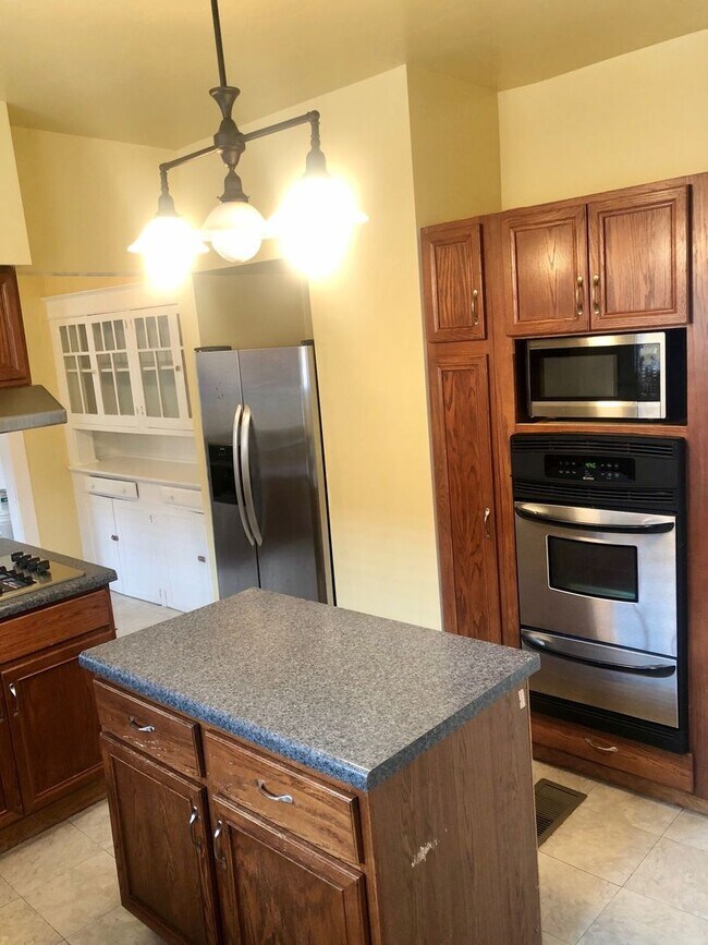 Building Photo - Spacious 2BD with Sun Room and Large Backyard