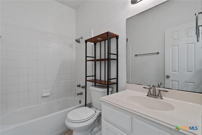 Building Photo - 204 Mallard Cove