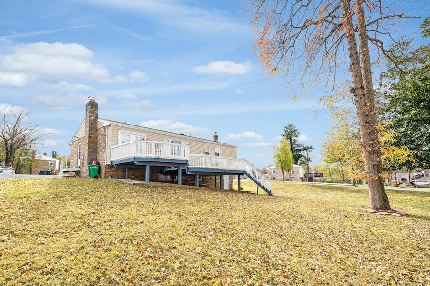 Exterior View - 900 E Tantallon Dr