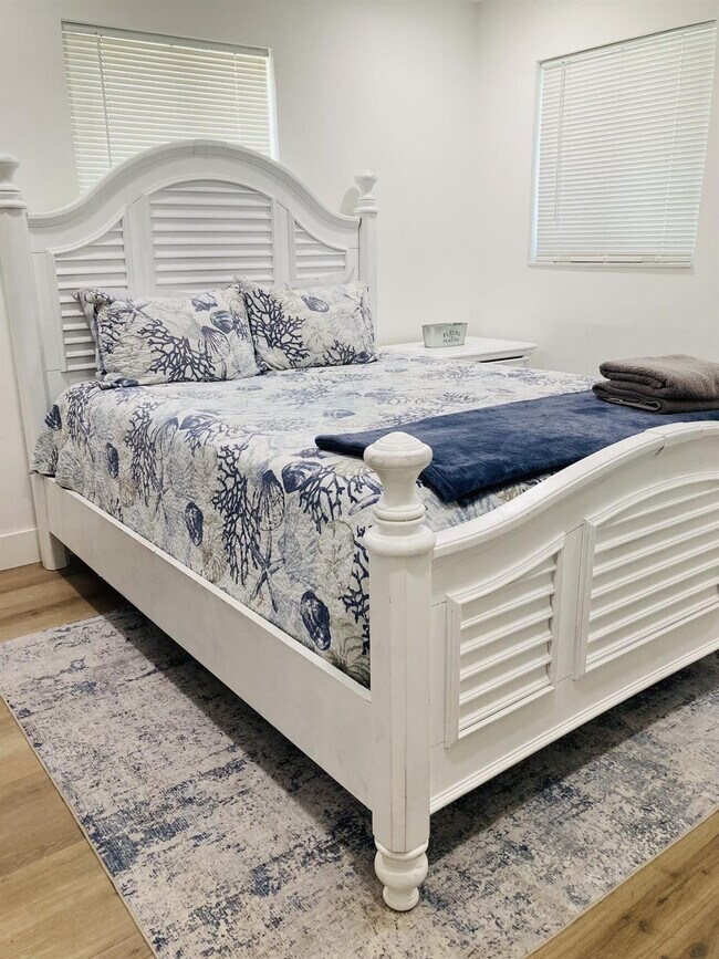 Building Photo - 2640 NE 10th Terrace