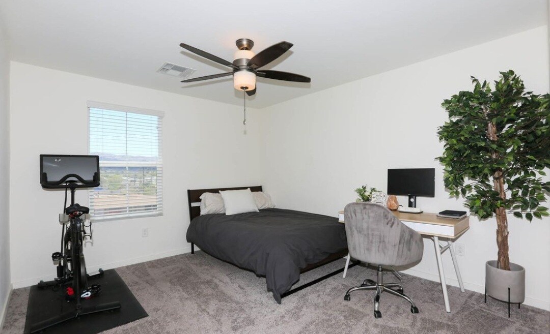 Building Photo - 2321 E Huntington Dr