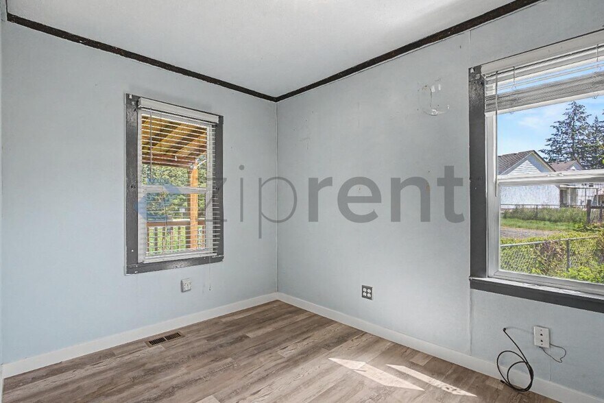 Building Photo - Unit 2