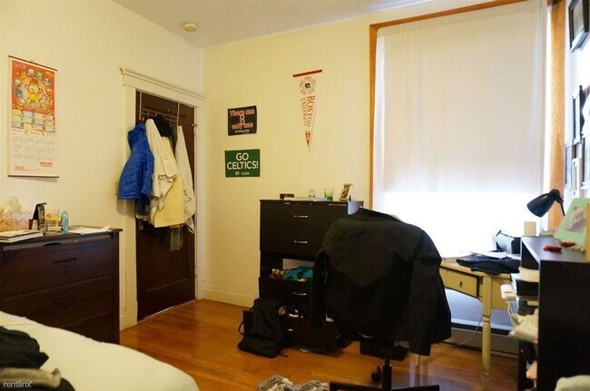 Building Photo - Brookline 4bed / 2bath available September 2026