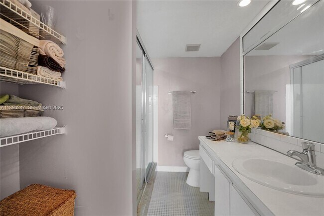 Building Photo - 2737 S Oakland Forest Dr