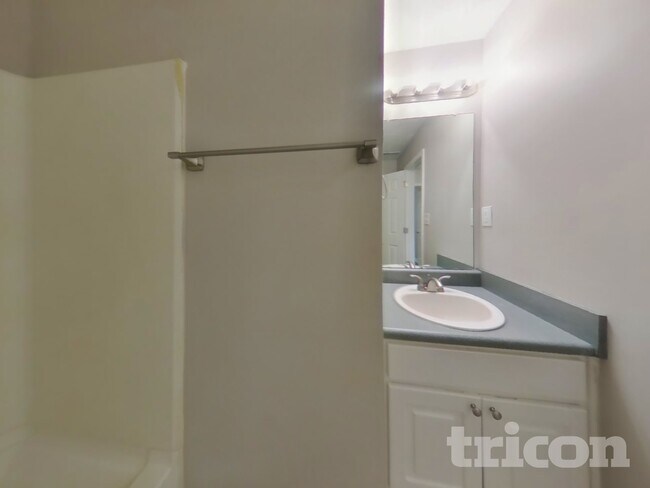 Building Photo - 5021 Meadow Trce