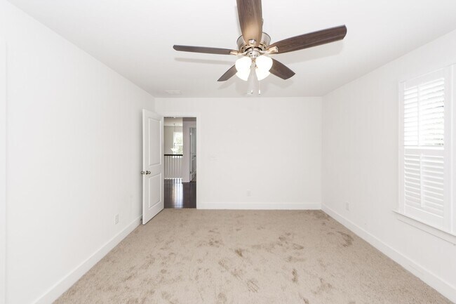 Building Photo - 4 Bedroom 3.5 Bath House in Lawton Park - ...