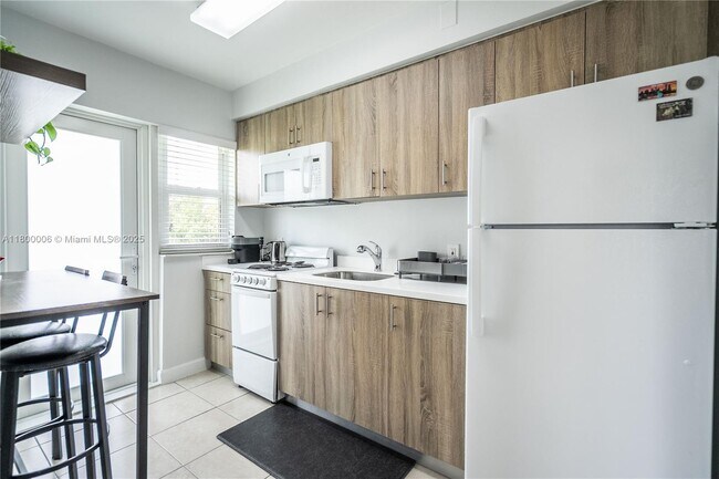 Building Photo - 117 S Shore Dr