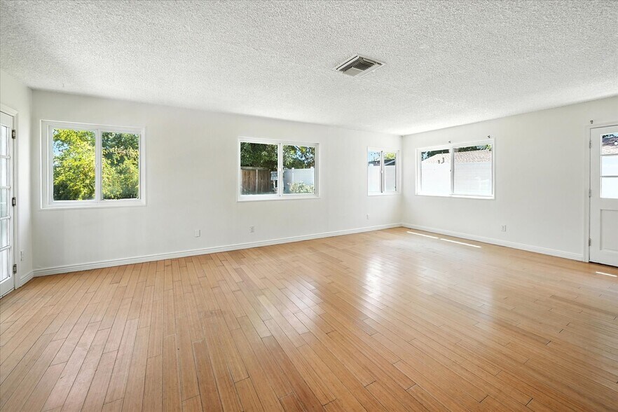 Building Photo - 8846 Laramie Ave