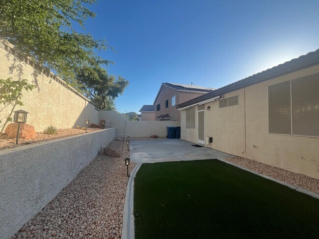 Building Photo - single story, 3 bed, 2 bath, 2 car garage in gated community in Summerlin