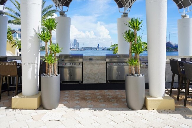 Building Photo - 848 Brickell Key Dr