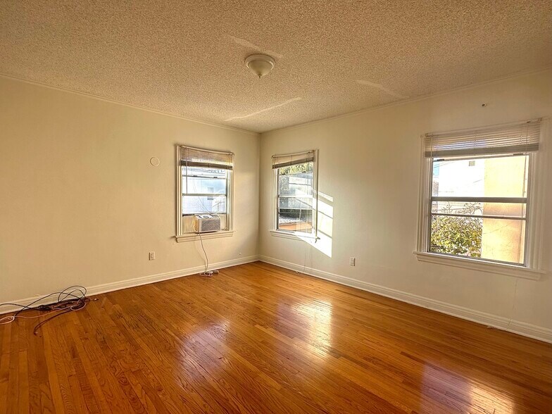 Master Bedroom view 1 - 719 1/2 N Ridgewood Pl