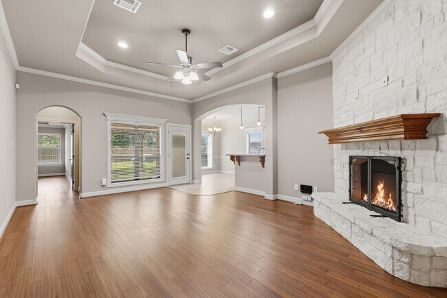 Building Photo - Spacious 3 Bed, 2 Bath House in Edelweiss Gartens Available Now!