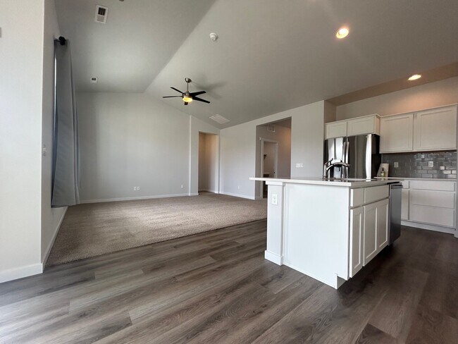 Building Photo - Iceberg Lake