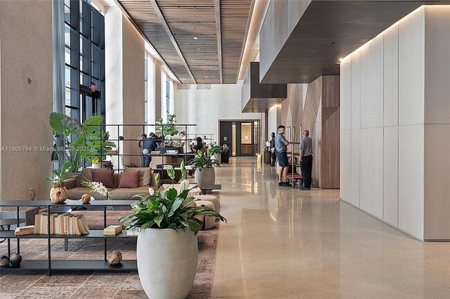 Building Photo - 601 NE 1st Ave