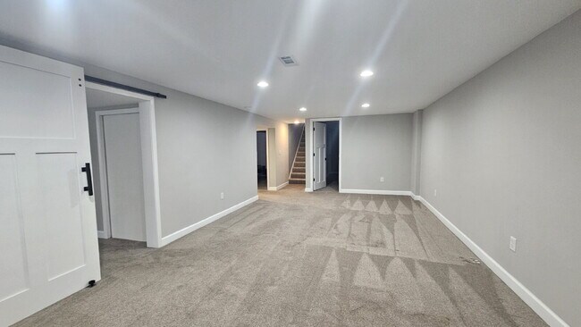 Building Photo - Amazing 4-Bedroom Retreat with 2 Full Baths and 2400 Sq Ft of Space in Minneapolis.