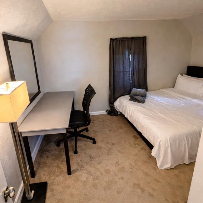 Building Photo - 818 Broad St