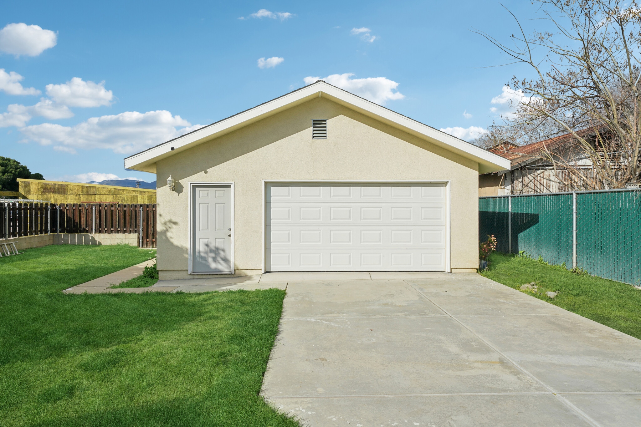 Building Photo - 1842 E Victoria Ave