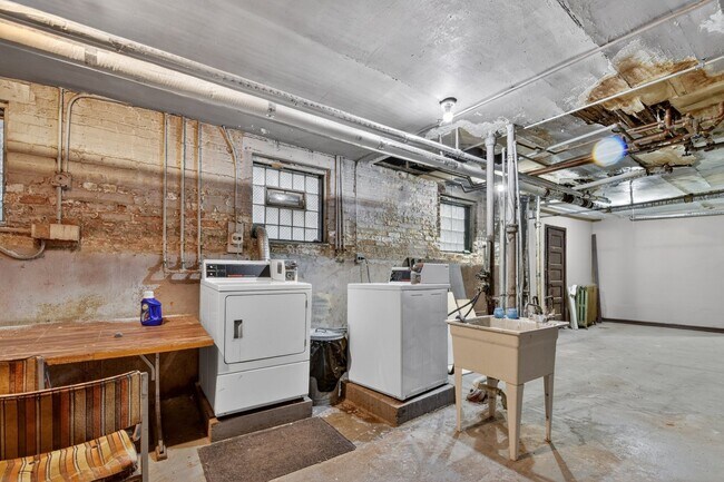 Building Photo - 6815 S Crandon Ave