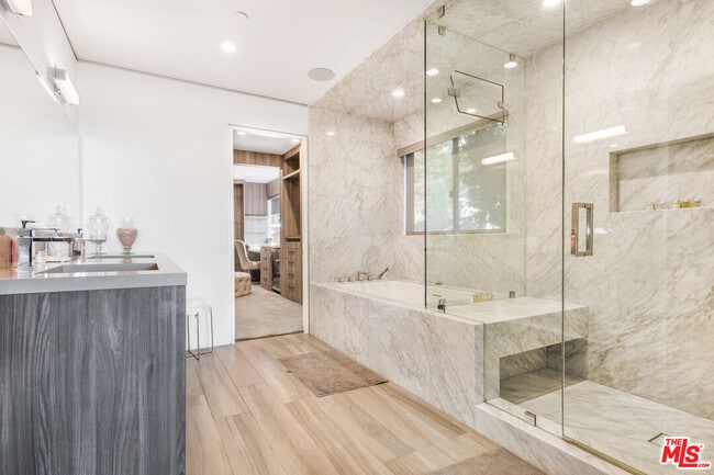 Building Photo - 1717 Sunset Plaza Dr