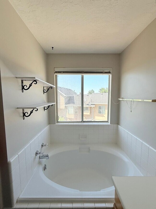 Building Photo - Updated Home in Draper!