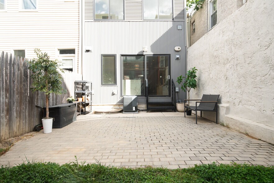 Building Photo - 2058 E Susquehanna Ave