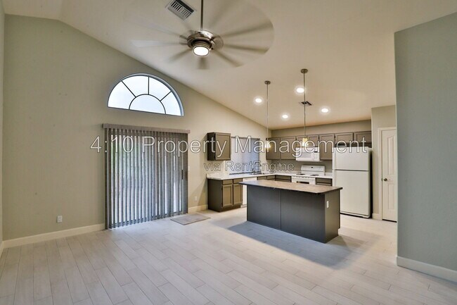Building Photo - 4230 E Woodland Dr