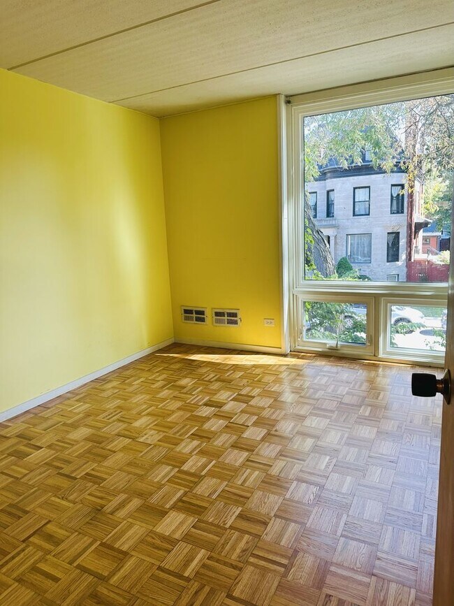 Building Photo - Hyde Park Town-House for Rent