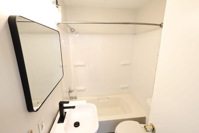 Building Photo - 894 Sutherland Ave