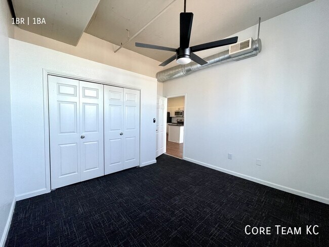 Building Photo - 320 W 7th St