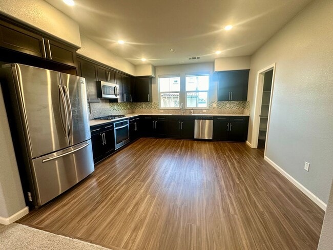 Building Photo - Lovley Blue 3 Bedroom Condo!