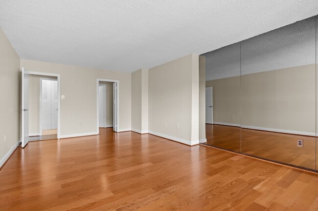 Building Photo - Spacious Renovated Dupont Circle Condo Walking Distance to Metro!