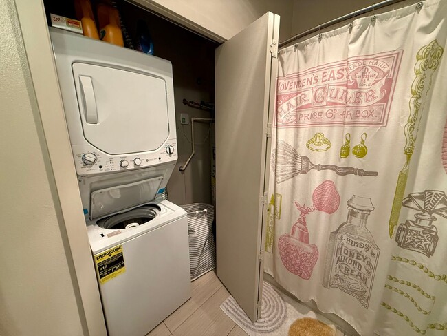 Building Photo - Ruby Condominiums - Eastlake