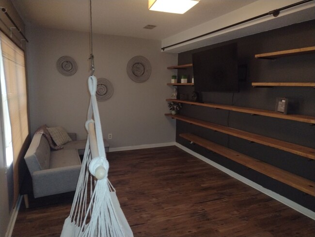 Building Photo - Beautifully renovated 4 bed 5 bath condo with a private back yard