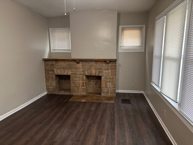 Building Photo - Sullivant