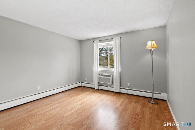 Building Photo - 35 Carillon Dr