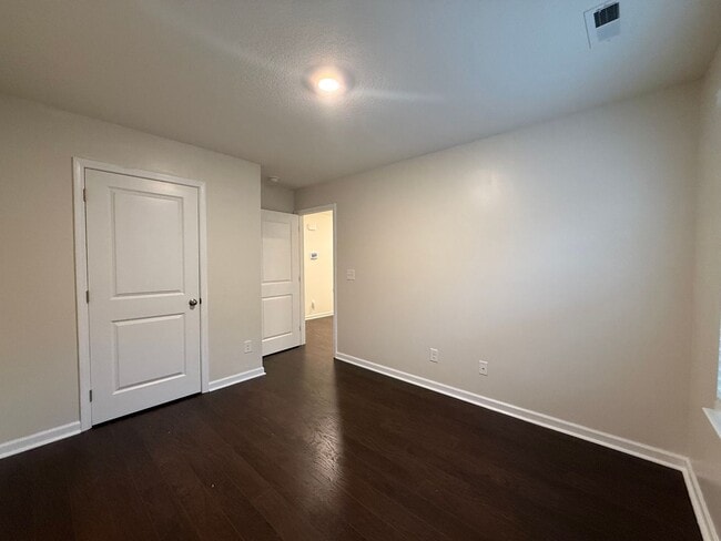 Building Photo - 4 Bedroom 2 Bathroom Home located in Greeneville, TN