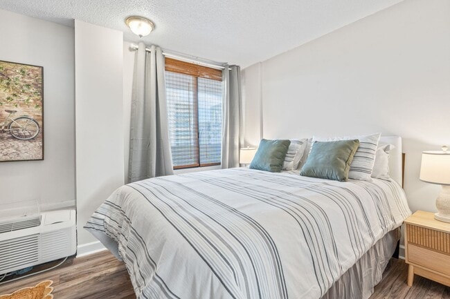 Building Photo - Winter Rental.  Fully furnished 1-bedroom, 1-bath condo