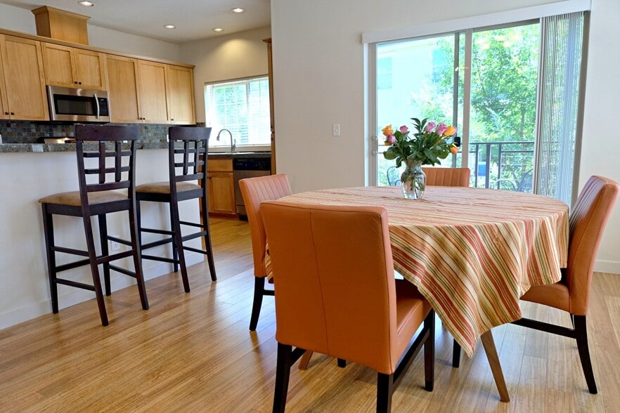 Building Photo - 618 NE Garswood Ln